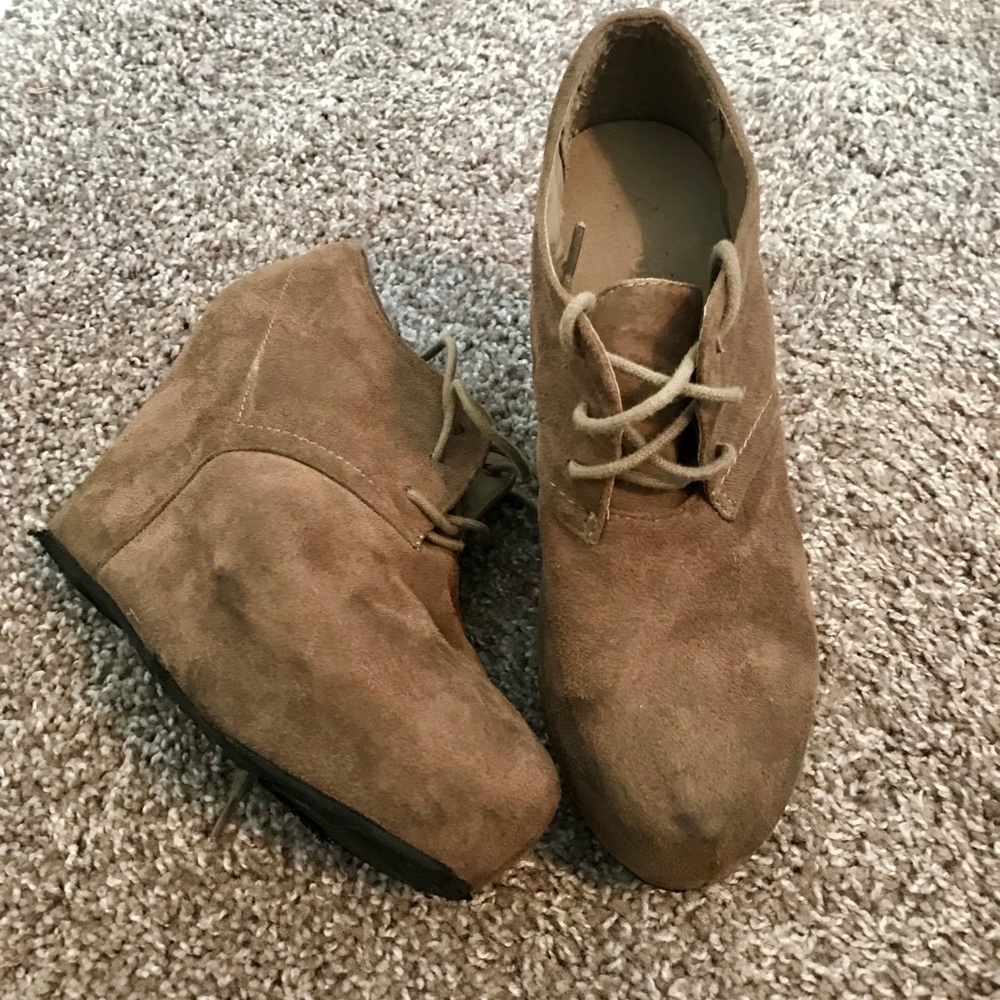 Brown wedge